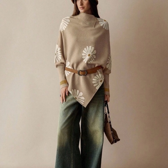 Sweaters - Chic Beige Floral Poncho